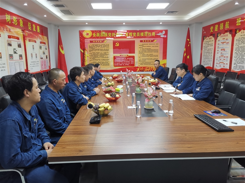 7月30日下午，軋鋼廠黨委組織召開(kāi)“‘慶八一’學(xué)黨史  扛死肩   共奮進(jìn)”復(fù)轉(zhuǎn)軍人座談會(huì)